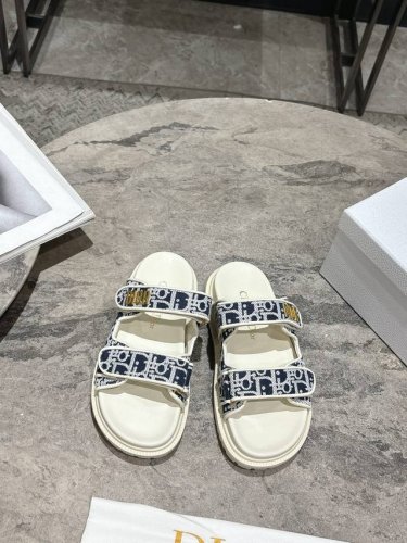 Dior迪奥春夏最新款凉拖鞋、超多明星网红种草、经典的版型设计上迪奥Logo丝印点缀、超好看超百搭、上脚非常柔软鞋面原版布面，内里布面、正品开模Tpu大底 码数