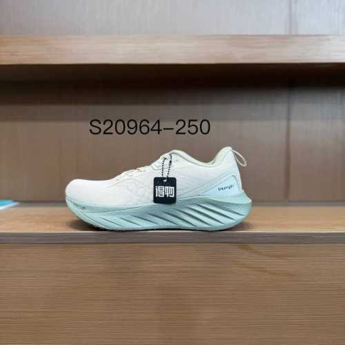 纯原 Saucony Triumph 22索康尼胜利22代旗舰级缓震型跑鞋 性能相比前几代再升级：鞋面采用全新升级的工学网设计 贴合脚部更透气 中底部分使用最新