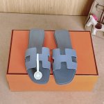 可配飞机盒50出厂价p Hermes 爱马仕H拖鞋Oran凉鞋系列 时尚又百搭 超级舒服 每个细节都做到极致 原版Epson掌纹面料 原版1:1独家私模鞋面 原