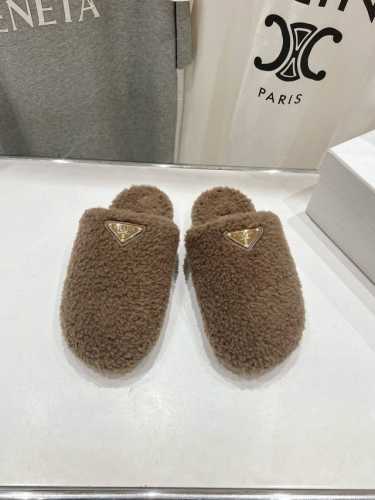 高版本出厂 Prada*普拉达2024ss秋冬新款毛里居家半包拖鞋乐福鞋闪亮登场 时尚大方的设计呈现经典轮廓。不管面对任何场所 主场只属于你！ 面料：进口羊卷毛