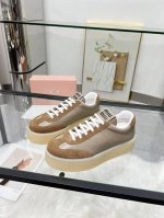 MiuMiu 缪缪 休闲小白鞋，美到心坎上啦！柔软的真皮材质，触感细腻，亲肤舒适。 独特的设计，时尚又百搭，无论是搭配牛仔裤还是裙子，都能轻松驾驭。 size：