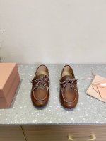 Miumiu 缪缪 25ss走秀新款 复古小皮鞋乐福鞋 豆豆鞋 折射现代摩登之美，打破固有刻板印象大胆延展，带来丰富的多元性创作。新一季系带帆船皮鞋，灵感来源于