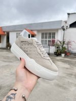 本款 LV Groovy platform 运动鞋为牛皮革局部压印 Monogram 图案，并拼接七十年代鞋面与大号橡胶外底。鞋带装饰和外底绽放 Monogra