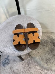 橙子出厂价p hermes 爱马仕春夏新款 厚底魔术贴凉鞋 二舅拖鞋 橡胶鞋底和可调节袢带 设计简约流畅 打造舒适休闲造型 码数 35-41