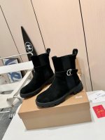 CL 红底鞋 短靴，时尚新宠来袭！ 内外侧弹力松紧，舒适贴合不勒脚。 最新设计品牌扣，彰显独特魅力。 鞋面多种高端面料可选，粒面牛皮质感十足，开边珠牛皮闪耀夺目