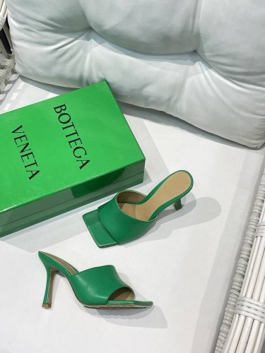Bv 葆蝶家 18色齐 塑造经典一字深口拖鞋 草绿色 Bottega Veneta 2021季 深口拖鞋继续延续 夸张的各种配色 必将影响穿搭界 各个明星 博主