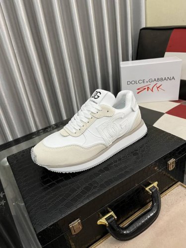 出厂价： 新品dolce&Gabbanadg高端男士运动休闲鞋。顶级专柜原单货。 原版进口牛皮 多种材质拼接设计进口牛皮内里 牛皮垫脚原版tpr弹力大底。 Si