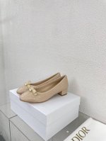 平底Cd 镶嵌珍珠 绸缎 独一无二 高品 黑色质感满满 鞋型升级到极致脚感 超级美 今年必不可少的时尚单品 D-Doll系列经典珍珠配饰时髦又百搭，少女感十足