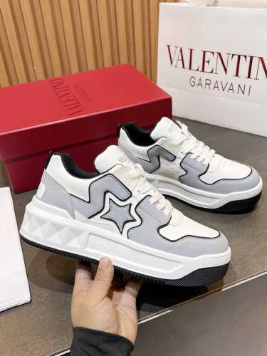 华伦天奴 情侣款休闲运动鞋系列 Valentino 新款情侣运动鞋 火爆发售. 原版Zp入购拆解. 反复打版调改. 力要一比一还原！顶级奢华力作 招牌五角星设计