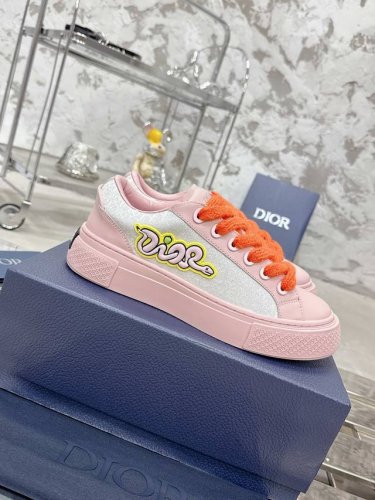 出厂： Dior 迪奥 B33系列 最新蛇年限定 运动鞋 滑板鞋 低帮休闲鞋 情侣款 这款 B33 运动鞋是二零二三秋季新品，重新诠释经典的网球鞋，时尚的廓形突