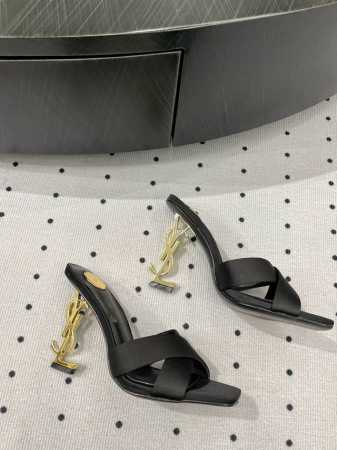早春新品 面料 真丝 内里 羊皮 鞋底 牛皮 优雅风格 创造不一样的感觉 跟高 10 Cm 专柜包装 简约气质款式 Show Bdetails Size. 35 - 点击图像关闭