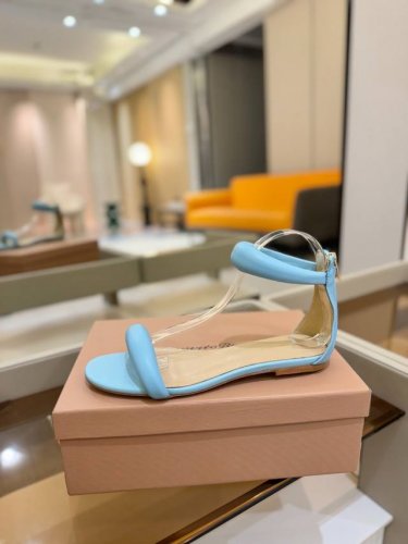 价格P： 吉安维托 罗西 Gianvito Rossi 轻松移动。这款时尚高跟凉鞋 秉承了其传统意大利工艺，专注精巧细节，打造优雅女人味，每一双吉安维托 罗西