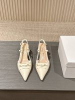 出厂 迪奥 2025春夏高定系列新款 My Dior 低跟尖头女鞋 Cd字母Logo五金扣细跟后空凉鞋 面料 进口开边珠牛皮 小牛皮 环保透气科技布 内里 定制