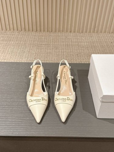 出厂 迪奥 2025春夏高定系列新款 My Dior 低跟尖头女鞋 Cd字母Logo五金扣细跟后空凉鞋 面料 进口开边珠牛皮 小牛皮 环保透气科技布 内里 定制