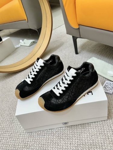 女款 男款 罗意威Loeve 2025春夏爆款 Ballet Runner 2.0字母拼色阿甘休闲运动跑鞋 鞋头不对称设计新的波浪纹橡胶底延伸至鞋头Loeve标
