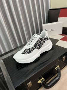 出厂价 迪奥 运动鞋最新款休闲时尚男鞋爆款版型简洁大气 潮男专属.独有的官网新最品牌元素版原装饰，进口牛皮拼接搭经典面料，配饰尚时又大方，发泡tpu耐磨增高大底