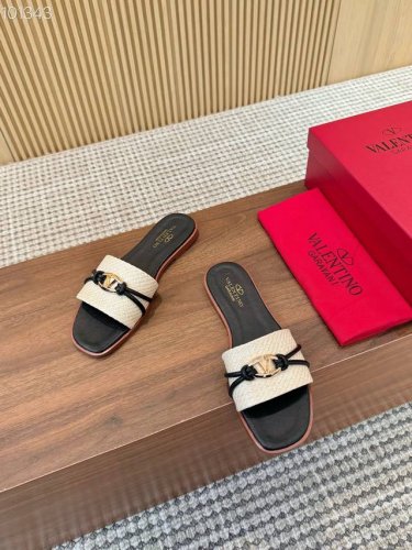 Valentino最新款式 五色可选 码数:35-42 出厂价Pp P210 真皮底 P260