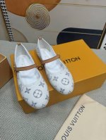 顶级版本 LV 新款单鞋 这款 Helios 凉鞋采用漂白Monogram 牛仔帆布制成，搭配天然皮革饰边，引人注目。该表款以精致的金色细节为特色，例如灵感来自