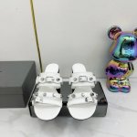 balenciaga 巴黎世家新款金属铆钉凉拖鞋系列 超多明星时尚博主种草夏天必备这Cagole拖鞋鞋型是淑女拖鞋上面的铆钉又超级朋克街头简直太别致了 Ins爆