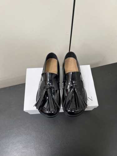 Jwanderson 25 春夏新款 灯笼结平底乐福鞋 鞋面有夸大的灯笼鞋，幽默十足的鞋头带着一种不顾他人的可爱，走起来，鞋面的两只小穗走起来也十分欢快！采用开