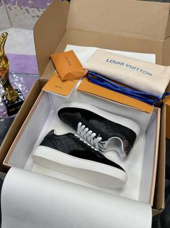 工厂价： Lv新款24Ss 航海刺绣运动鞋 新品lv Confetti系列 黑白配色，是全皮材质。麂皮拼接小牛皮！ 刺绣版面是l家航海元素的刺绣，超级精致好看！ - 点击图像关闭