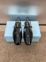 工厂价 PRADA 2025春夏新款方头低跟穆勒女鞋 普拉达粗跟果冻色时尚百搭后空凉鞋材质:鞋面进口牛漆皮+水染羊皮内里+意大利注塑真皮大底跟高：2.5CMSi