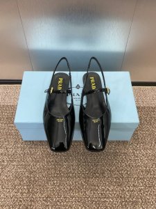 工厂价 PRADA 2025春夏新款方头低跟穆勒女鞋 普拉达粗跟果冻色时尚百搭后空凉鞋材质:鞋面进口牛漆皮+水染羊皮内里+意大利注塑真皮大底跟高：2.5CMSi