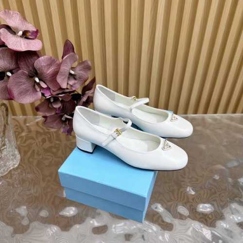 高版本 Prada 新品专柜新款玛丽珍凉鞋 单鞋 系列上新 高版本 鞋面：原版定制牛漆皮 牛皮 丝绒 内里：特定混种羊皮内里大底：原版开模真皮大底 跟高:4cm