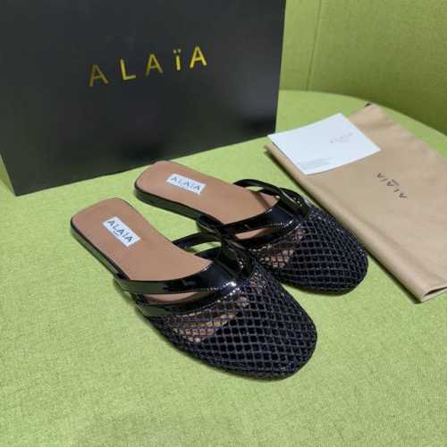 alaia 阿莱亚 2025Ss 春夏新款 人字拖凉鞋 渔网交织皮革，融入人字拖设计。漆皮细节映衬渔网鞋面，于步履间释放摩登张力。 面料：漆皮 内里垫脚：羊皮