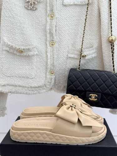 厂价 Chane*｜小香25C春夏新品 大蝴蝶结双C厚底拖鞋 超仙的大蝴蝶结凉拖鞋 大蝴蝶结也是当下流行趋势 非常足的松弛感 上脚非常简洁优雅。 面料采用定制小