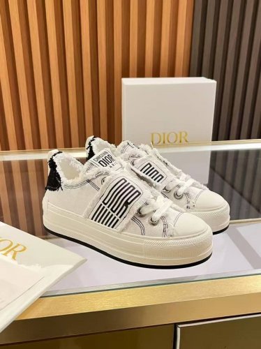元。Dior迪奥2025老花 刺绣 厚底帆布鞋 休闲运动鞋 这款 Walk'n'dior 厚底运动鞋是一款时尚单品，提升该系列的格调。 Oblique 印花棉质