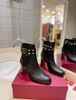 出厂价 VALENTINO GARAVANI ROCKSTUD 荔枝纹小牛皮铆钉踝靴 - 金属工艺效果处理铆钉 - 同色侧面弹力饰片 - 可调节小牛皮系带 -