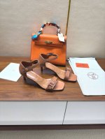 Hermes 爱马仕经典H高跟凉鞋系列时尚经典又百搭 超级舒服 历时半年拆卸原版开发 匠心精神 每个细节都做到极致 设计简约流畅 打造时尚经典柔美造型 材质: