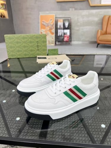 新款男鞋Gucci ]最新鞋出货。原单品质 时尚潮流 采用特殊材料 内里网羊皮 全新包装。脚感超舒适，做工简直无可挑剔 码数:38-45