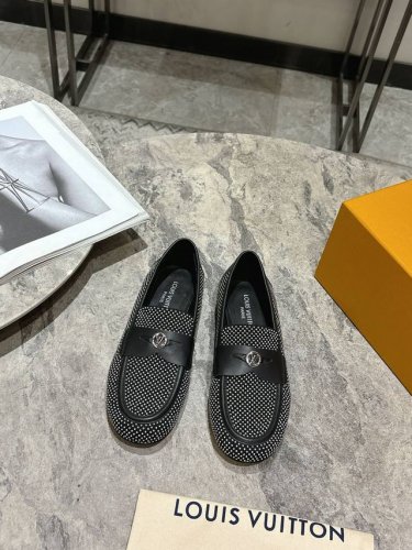 lv驴牌最新款满钻乐福鞋小皮鞋、专柜正品购入开发、五金扣设计极具品牌辨识度鞋面进口哑光牛皮、定制原版水钻、真皮大底、内里山羊皮、上脚非常舒适、码数35-39 4