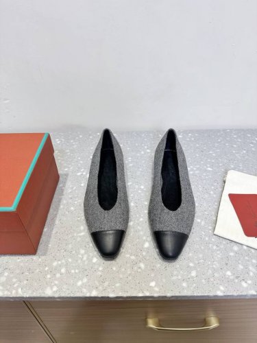 loro Piana 诺悠翩雅 25Ss春夏新款 经典绝美 复古 平底 单鞋 极简主义风格，复古又级！ 简约又大气，属于非常耐看的款式！高级百搭之王一年四季春夏