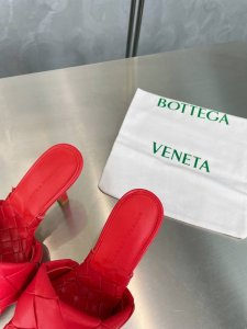 Bv 葆蝶家 春夏 高跟大编织拖鞋 大红色 编织设计元素 堪称Bv家族设计基因 9Cm跟高 搭配注塑前掌真皮大底 走路稳 不累脚 鞋面采用手工编织 搭配内胆舒适