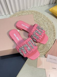 Miumiu 缪缪新款 钻扣拖鞋 高品质闭眼入 采用羊皮 真丝鞋面 人工缝线褶皱 弹力皮垫脚更加柔软舒服 施华洛世奇水钻扣 巨闪 原版真皮大底 size:# 3