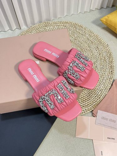 Miumiu 缪缪新款 钻扣拖鞋 高品质闭眼入 采用羊皮 真丝鞋面 人工缝线褶皱 弹力皮垫脚更加柔软舒服 施华洛世奇水钻扣 巨闪 原版真皮大底 size:# 3