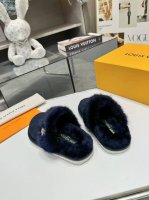 全套高档礼盒包装 Loui& Vuitto& 2024新品上市 平底凉拖鞋 详细特征： -貂毛+羊京真皮 -羊毛鞋垫 -凸纹橡胶外底 -搭扣镂刻路易威登标识 -