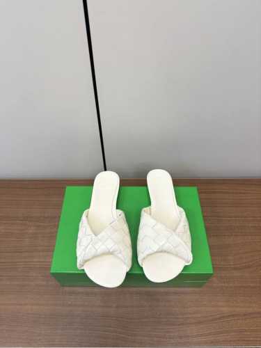 bv Botteg* Veneta Ssbv新款网红款编织拖鞋 bv今年的单品都超级的火 每一款产品都备受瞩目 时尚达人的最爱 这款拖鞋也不例外 上脚真的超百搭