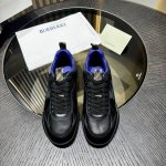 Burberry皮革 Matrix 运动鞋 高级时装秀系列运动鞋，首次亮相于品牌 2025 夏季时装秀。选用意大利精制皮革面料打造，融入同色系缉明线细节，灵感源