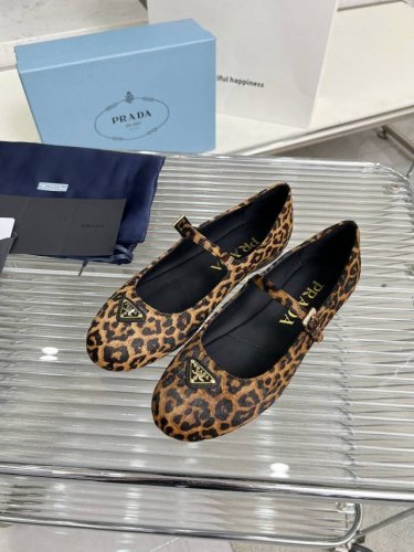prada24年新款英伦风跳舞鞋 小皮鞋乐福鞋 复古时尚经典单品 巴黎时装周第一场分量十足的大秀场打造的新品 灵感由D主设计师巧妙结合在完美鞋型上.搭配品牌搭扣