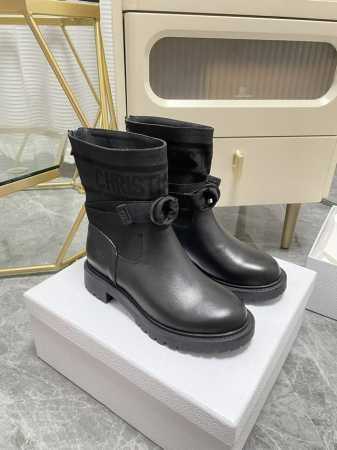 顶级代购级 出 短款 Dior-Major刺绣骑士靴 帅气靴子采用别具一格的设计元素打造醒目的外观 采用黑色科技面料和牛皮革打造，可轻松穿脱。从 Dior Bo - 点击图像关闭