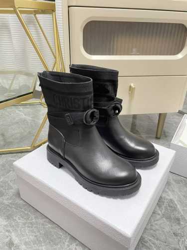 顶级代购级 出 短款 Dior-Major刺绣骑士靴 帅气靴子采用别具一格的设计元素打造醒目的外观 采用黑色科技面料和牛皮革打造，可轻松穿脱。从 Dior Bo