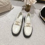 小香24B乐福鞋羊皮面，羊皮里。经典原版1:1电绣菱格。超轻发泡底，轻到走路舒适怀疑人生！双C经典Logo，非常Nice。全套包装，35-40。