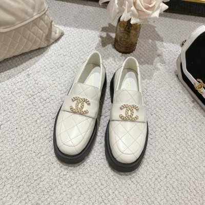 小香24B乐福鞋羊皮面，羊皮里。经典原版1:1电绣菱格。超轻发泡底，轻到走路舒适怀疑人生！双C经典Logo，非常Nice。全套包装，35-40。