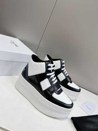 350 Celine Ss 厚底高帮小白鞋 这款Celine秋冬的新品，非常百搭的绝对不会出错的一款，特别是在搭比较长的阔腿裤牛仔裤时效果非常好，可以很好的拉长