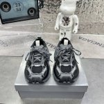560 巴黎世家最新款 6Xl 系列情侣款老爹鞋 整体鞋型汲取了Balenciaga Track和Balenciaga Runner两款鞋型的创作思路 相当于把