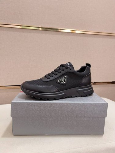 工厂价 高版本 新款prada 普拉达 高帮专柜同步上市， 新款男鞋、面料精选发防水科技布。头层牛皮内里。原版开模防滑橡胶大底，精美线条、简约大气，上脚舒服上挡